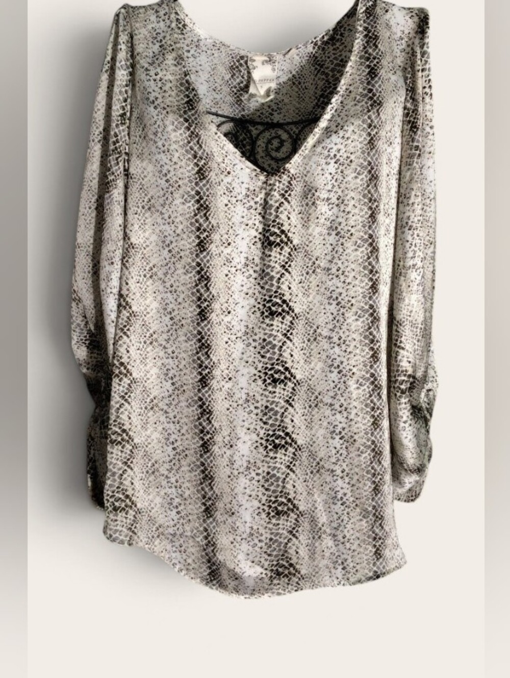 Blu Pepper Lightweight Snake-Print V-Neck Blouse - White/Black Size S